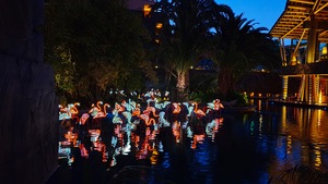 Dekorace hotelu v noci