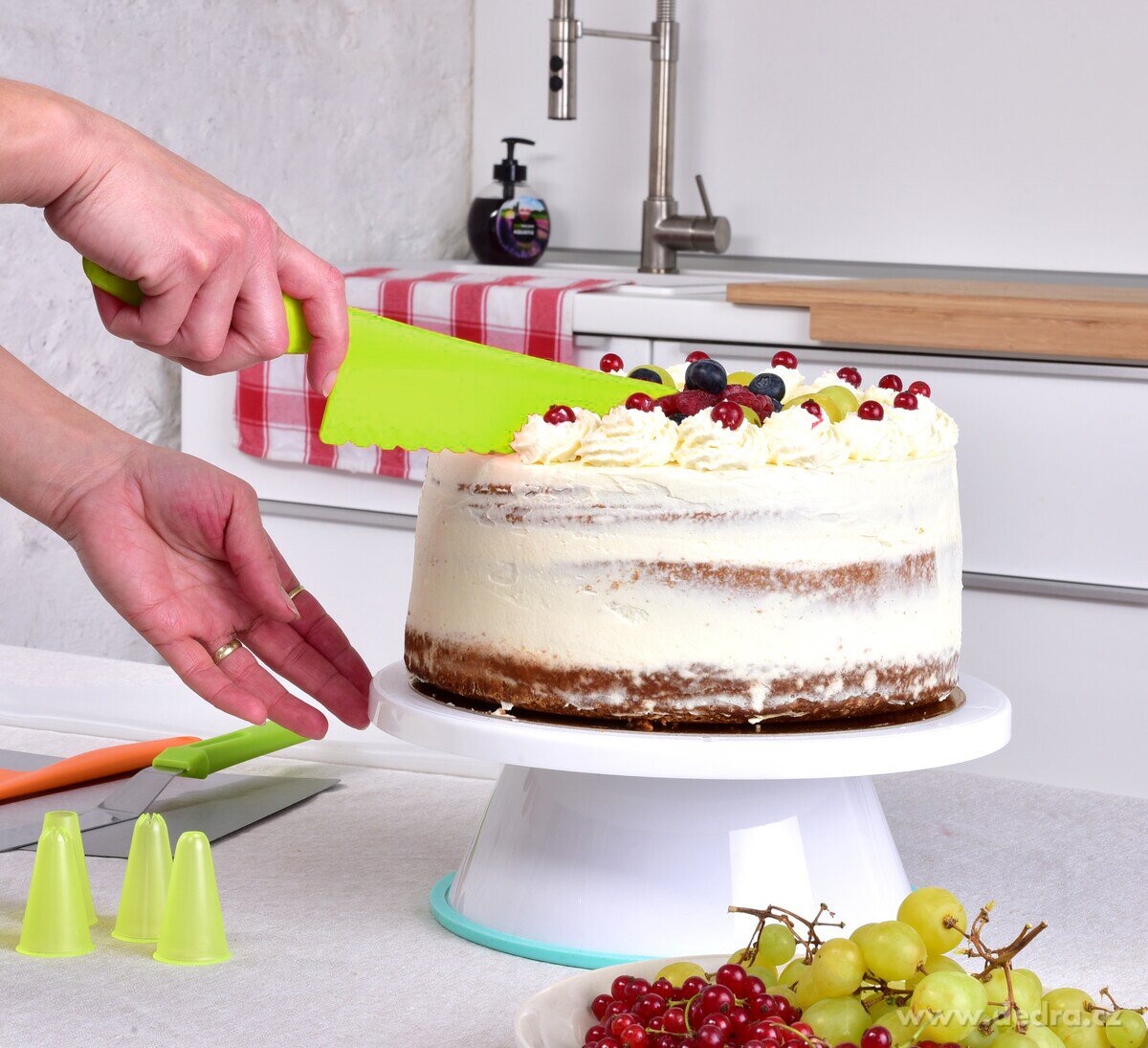 Velký plastový nůž na saláty a těsto, 30 cm, s ouškem na zavěšení