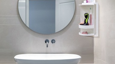 Poličky, věšáky a háčky