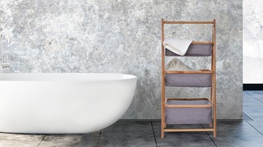 Police, regály a stojany