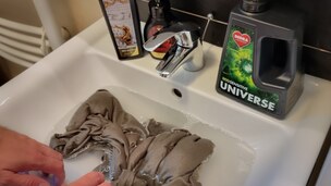 Prádlo máchej v roztoku několik minut a pak ho vyždímej