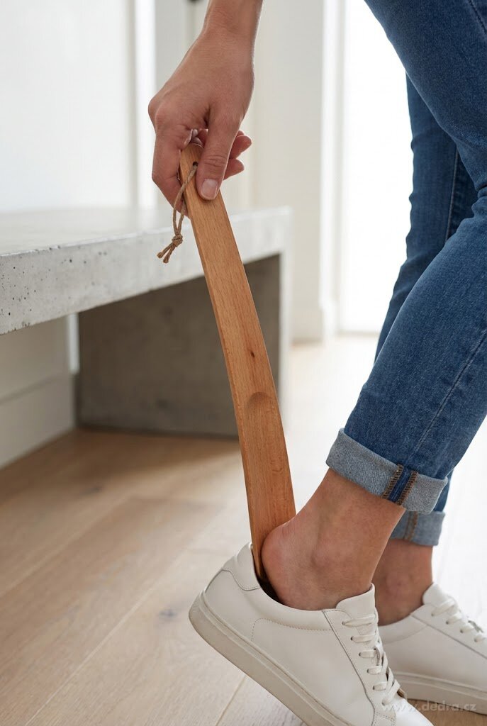 GoEco® | Dlouhá dřevěná lžíce na obuv | s ouškem na zavěšení | 55 cm