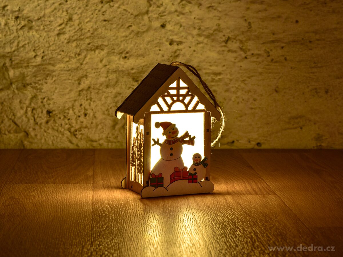 SVÍTÍCÍ SNĚHULÁČCI | dřevěný závěsný domeček s LED světlem | 14 cm