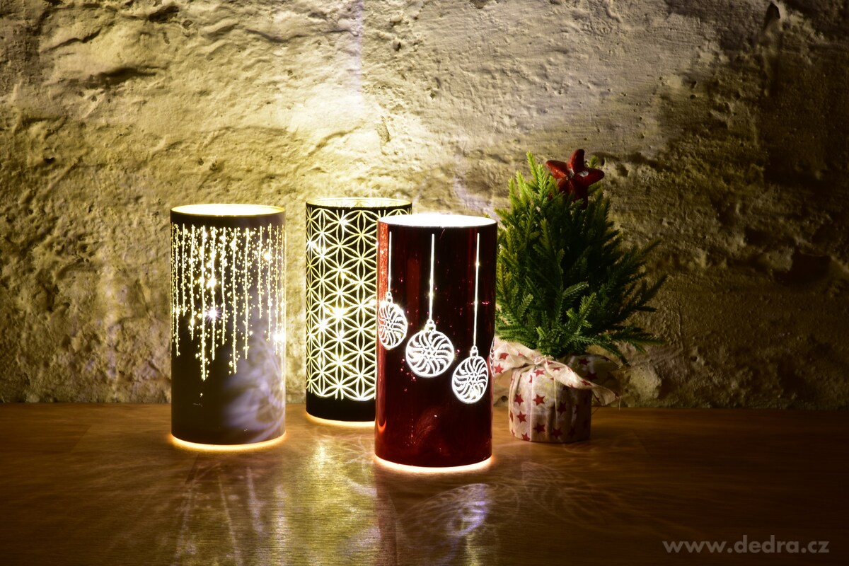 VÁNOČNÍ ZÁŘE | skleněný svícen s LED osvětlením | 20,5 cm | červený