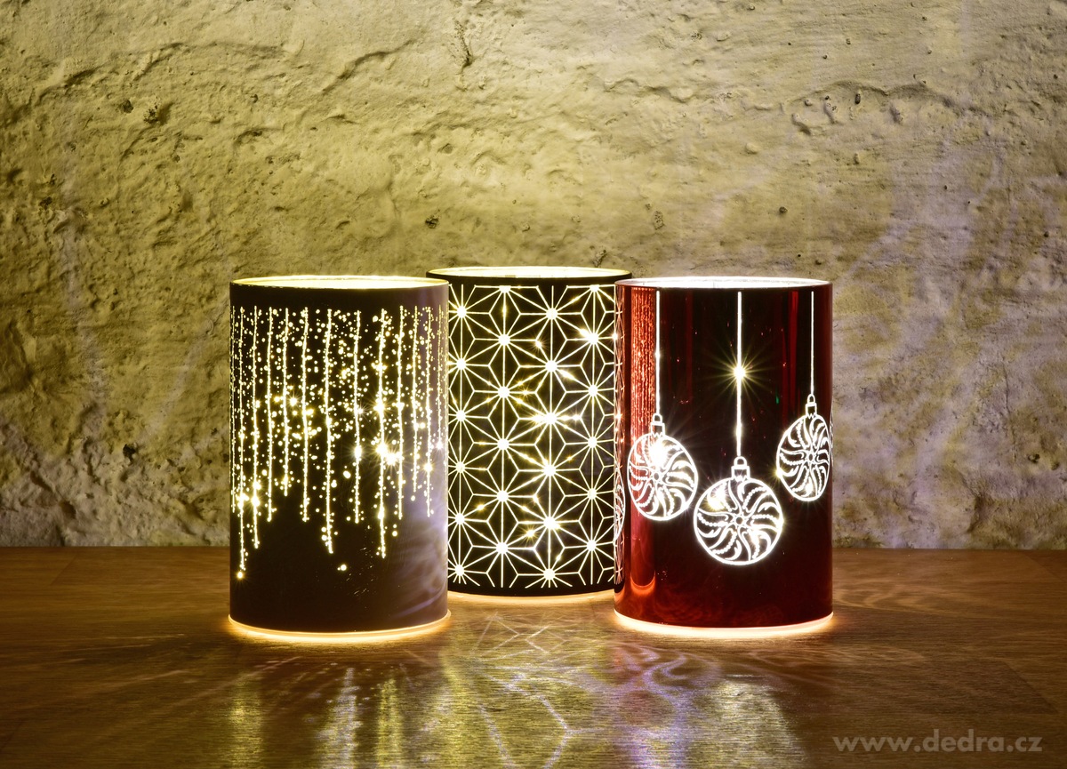 VÁNOČNÍ ZÁŘE | skleněný svícen s LED osvětlením | 15,5 cm | červený