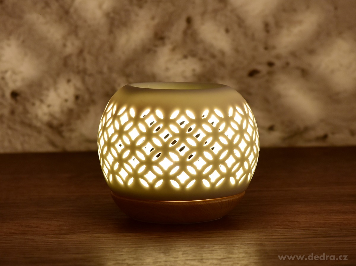 LIGNIA | Kulatá aromalampa s krajkovým dekorem & podstavcem v dekoru dřeva | matná bílá keramika