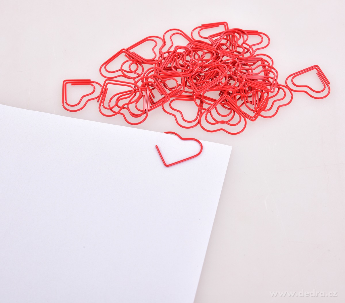 OFFICE | 40 ks kancelářské sponky ve tvaru srdce | červené kovové | dekorativní