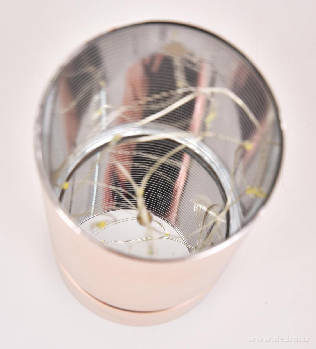 ILUMINÉ | 15 cm skleněný svícen s LED osvětlením | lesklý béžový dekor