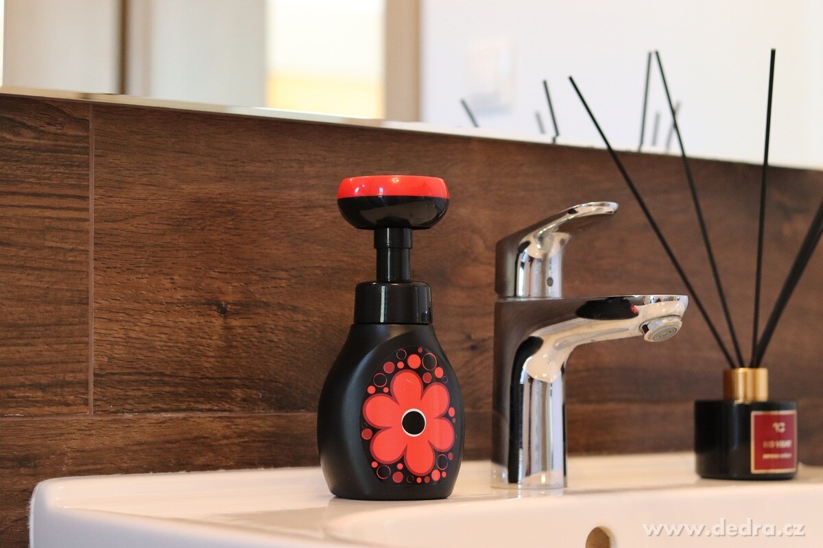 SADA 1+1 pěnové mýdlo na ruce i tělo s veselým 🌸 napěňovačem