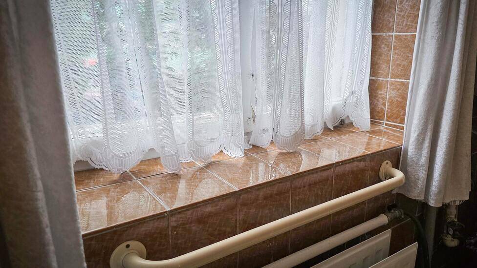 Parapet v koupelně, kde vznikaly první receptury. - Tady to celé začalo.